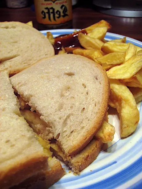 Foto von Klassisches Britisches Chip Butty – fertig angerichtet