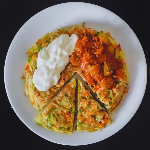 Foto von Tansanisches Chipsi Mayai Klassisch – fertig angerichtet