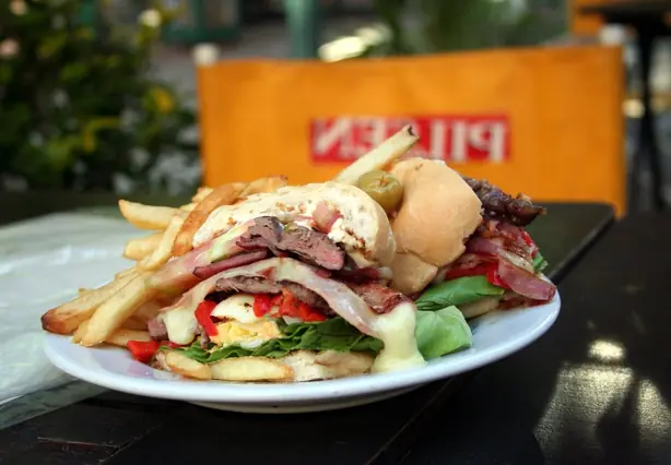 Foto von Argentinisches Zicklein-Asado Chivito – fertig angerichtet