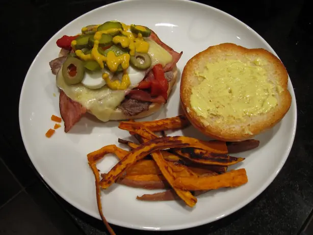 Foto von Uruguayisches Chivito Sandwich – fertig angerichtet