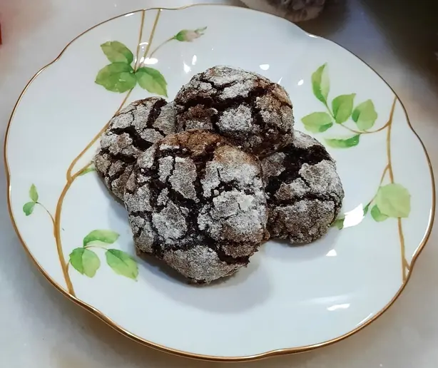 Foto von Klassische Weihnachtsplätzchen zum Ausstechen – fertig angerichtet