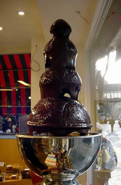 Foto von Klassischer Schokobrunnen mit Früchten – fertig angerichtet