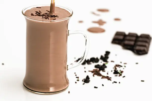 Foto von Klassische jamaikanische Schokomilch – fertig angerichtet