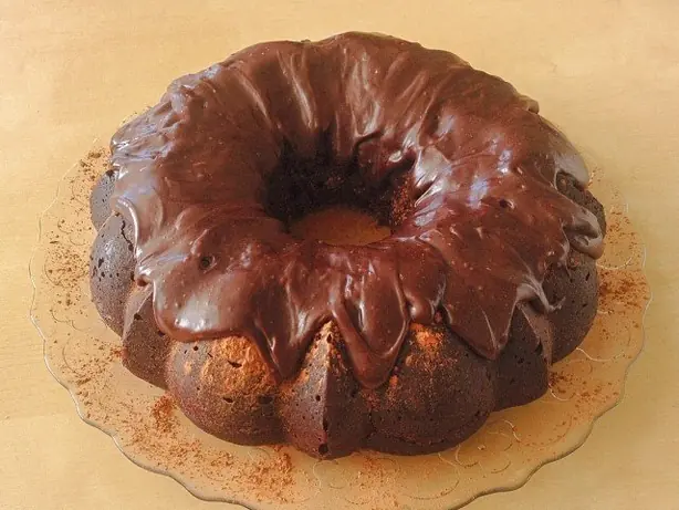 Foto von Schokoladen-Stout-Kuchen mit Bier – fertig angerichtet