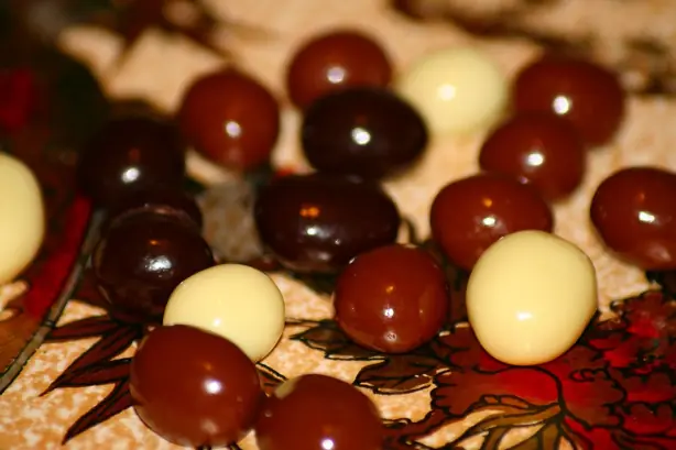 Foto von Klassische Schokolierte Kaffeebohnen – fertig angerichtet
