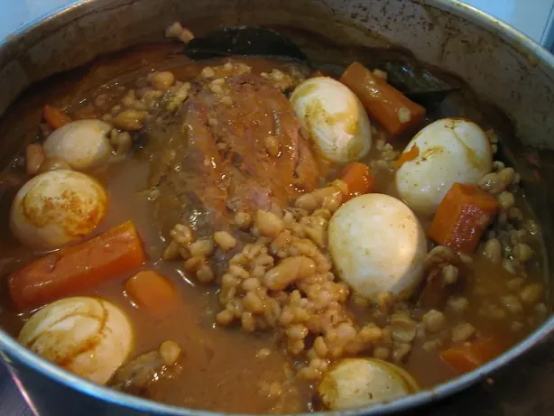 Foto von Jüdischer Sabbat-Eintopf Cholent – fertig angerichtet