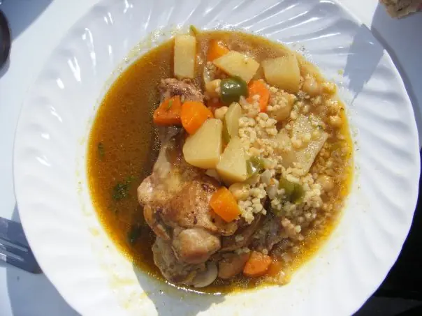 Foto von Algerische Chorba Frik – fertig angerichtet