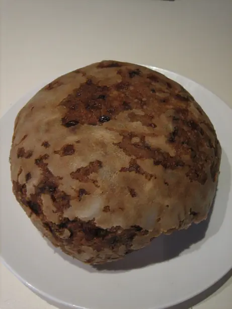 Foto von Englischer Christmas Pudding Klassisch (2) – fertig angerichtet