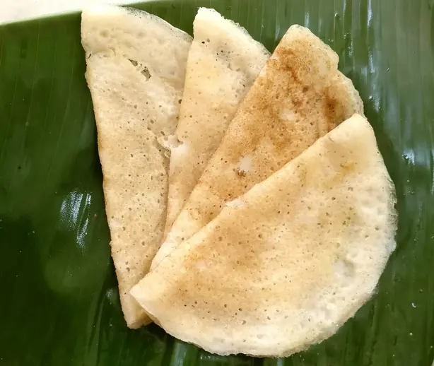 Foto von Indische Chakuli Pitha Pfannkuchen – fertig angerichtet
