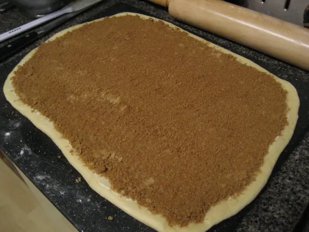 Cinnamon mixture spread on dough, May 2009 – Foto: Stacy (CC BY 2.0)