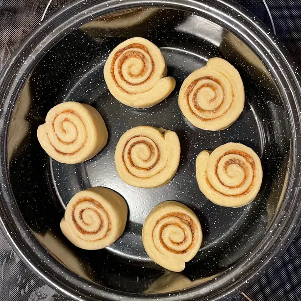Cinnamon rolls shaped and ready to proof – Foto: WhatamIdoing (CC BY-SA 4.0)