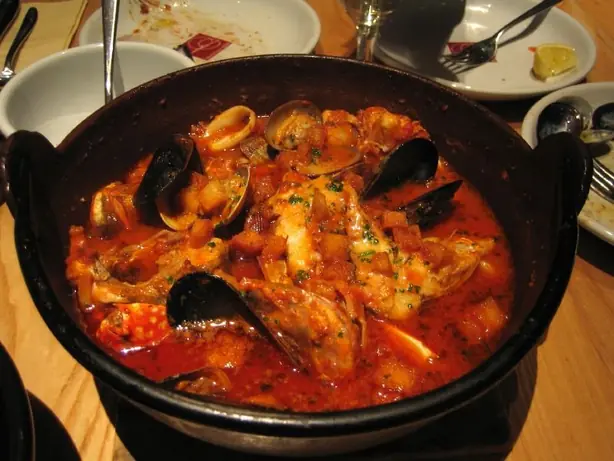 Foto von San Francisco Cioppino Eintopf – fertig angerichtet