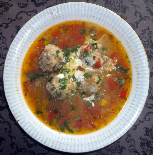 Foto von Rumänische Ciorbă de Perișoare – fertig angerichtet