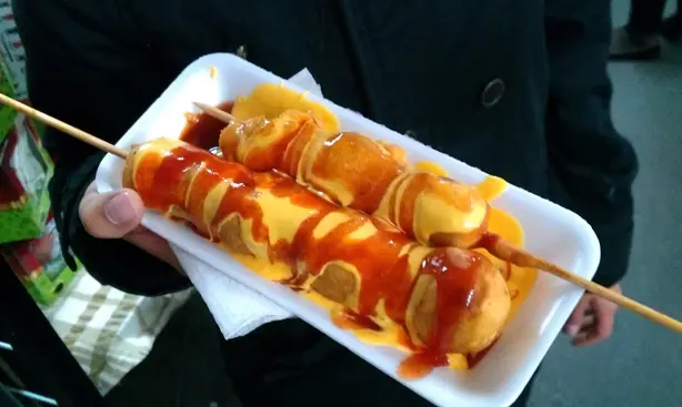 Foto von Klassische amerikanische Corn Dogs – fertig angerichtet