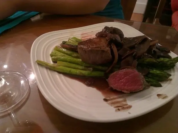 Foto von Klassischer Rehpfeffer Jägerart – fertig angerichtet