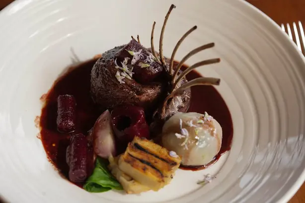 Foto von Klassischer Hasenpfeffer (2) – fertig angerichtet