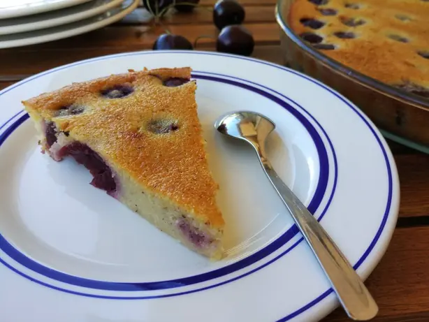 Foto von Klassisches Französisches Clafoutis – fertig angerichtet