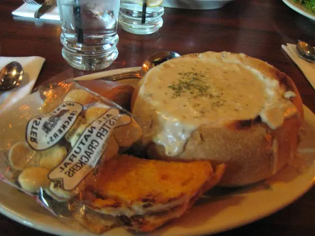 Foto von Brot-Schale mit Käse-Sahne-Suppe – fertig angerichtet