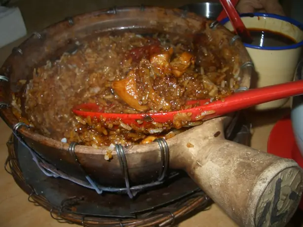 Foto von Klassischer Claypot Rice mit Huhn – fertig angerichtet