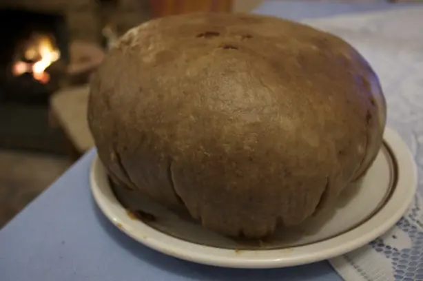Foto von Klassischer Schottischer Clootie Dumpling – fertig angerichtet