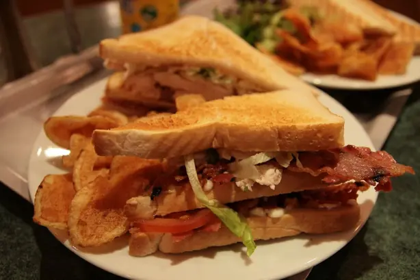 Foto von Amerikanisches Club-Sandwich klassisch – fertig angerichtet