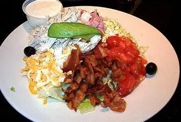 Foto von Klassischer Amerikanischer Cobb Salad – fertig angerichtet