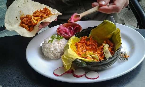 Foto von Klassisches Cochinita Pibil (2) – fertig angerichtet