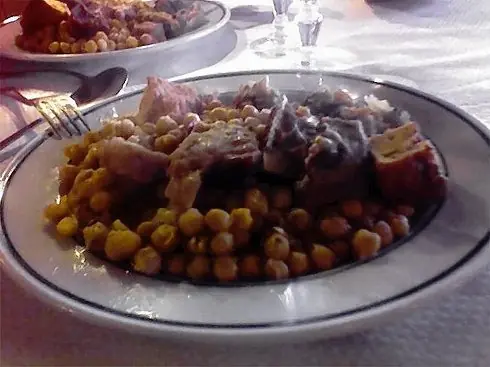 Foto von Kantabrischer Kichererbseneintopf Cocido lebaniego – fertig angerichtet