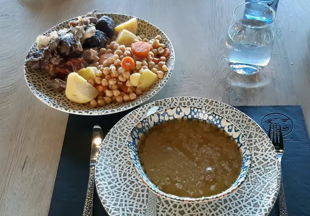 Foto von Klassischer Spanischer Cocido – fertig angerichtet