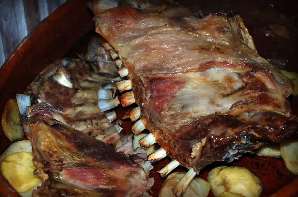 Foto von Spanisches Milchlamm Lechazo Asado – fertig angerichtet