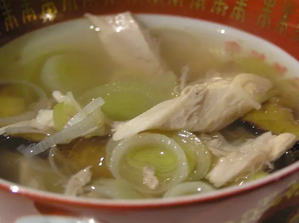 Foto von Klassische Cock-a-leekie Suppe – fertig angerichtet