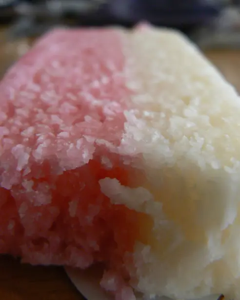 Foto von Klassisches britisches Coconut Ice – fertig angerichtet