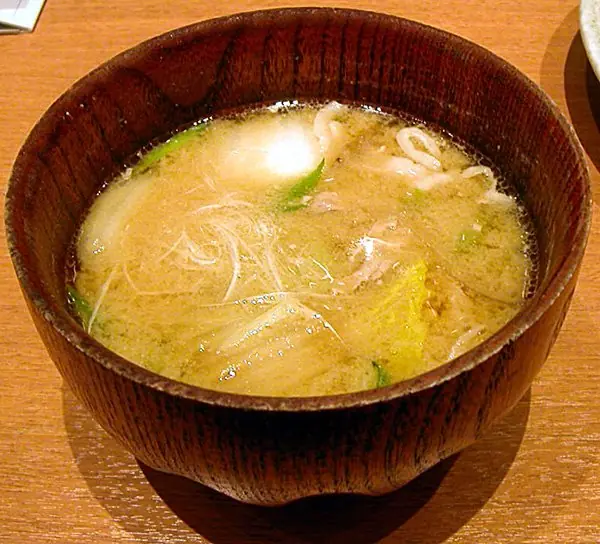 Foto von Japanische Tonjiru Miso-Suppe – fertig angerichtet
