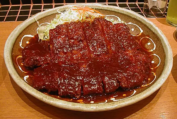 Foto von Nagoya Miso-Katsu Klassisch – fertig angerichtet