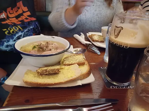 Foto von Klassischer Dublin Coddle Eintopf – fertig angerichtet