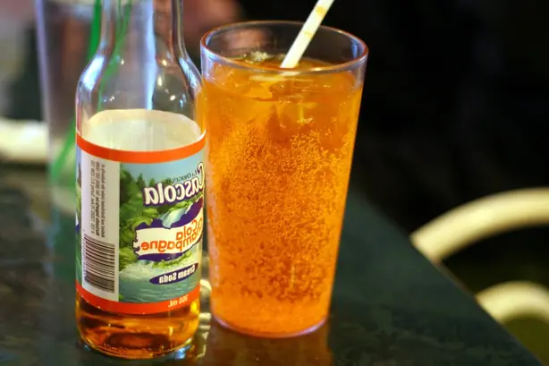 Foto von Hausgemachte Kola Champagne Limonade – fertig angerichtet