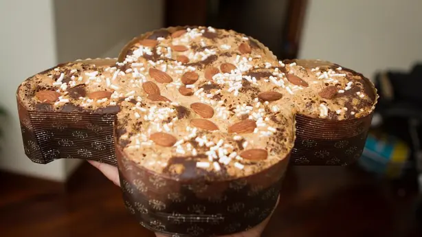 Foto von Klassische Colomba Pasquale – fertig angerichtet