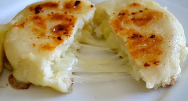 Colombian Arepas with cheese  – Foto: Mitdralla (CC BY-SA 4.0)