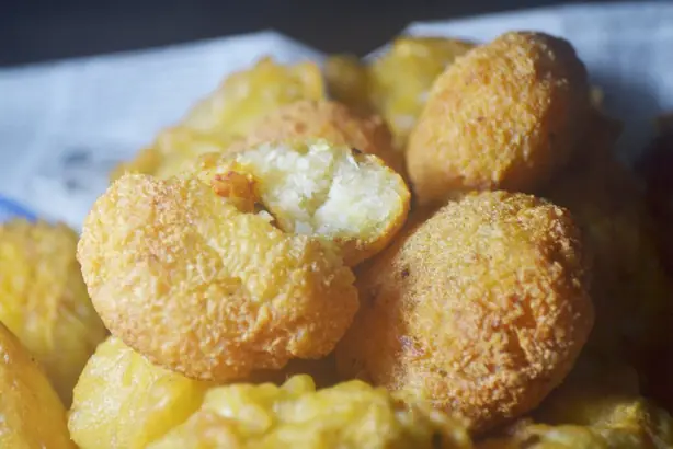 Foto von Sundanesischer Oncom Goreng Klassisch – fertig angerichtet