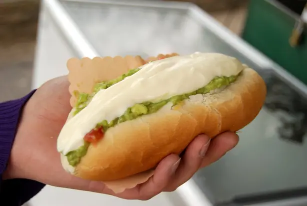 Foto von Chilenischer Completo Italiano – fertig angerichtet