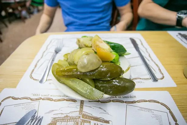 Complimentary order of pickles (9379703761) – Foto: City Foodsters (CC BY 2.0)