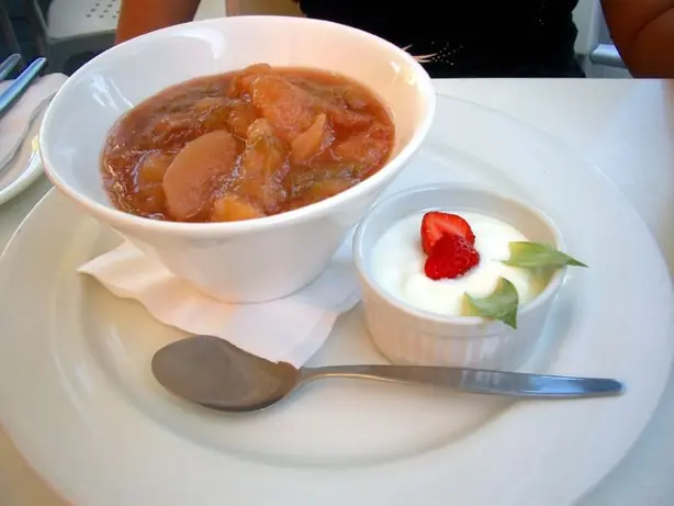 Foto von Klassisches Früchtekompott – fertig angerichtet