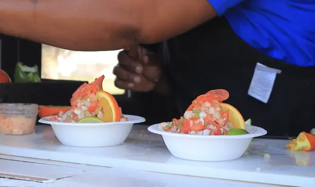 Foto von Bahamische Conch Fritters – fertig angerichtet