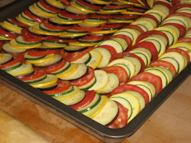 Foto von Klassisches Confit byaldi Ratatouille – fertig angerichtet