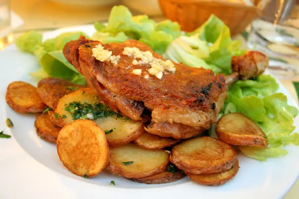 Foto von Klassisches Confit de Canard – fertig angerichtet