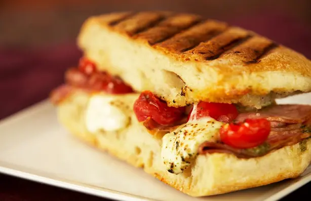 Foto von Italienische Panini-Brötchen – fertig angerichtet