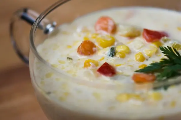 Foto von Klassischer New England Corn Chowder – fertig angerichtet