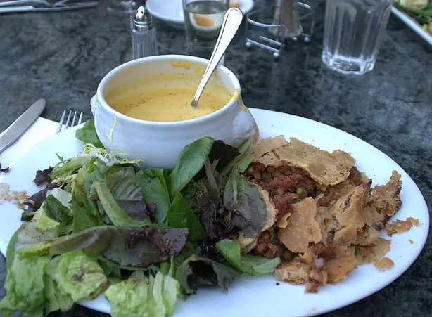 Foto von Britische Corned Beef Pie klassisch – fertig angerichtet