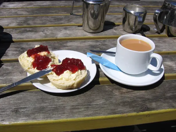 Foto von Englischer Cream Tea klassisch – fertig angerichtet