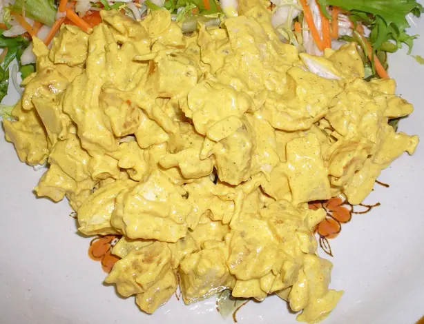 Foto von Englisches Coronation Chicken klassisch – fertig angerichtet